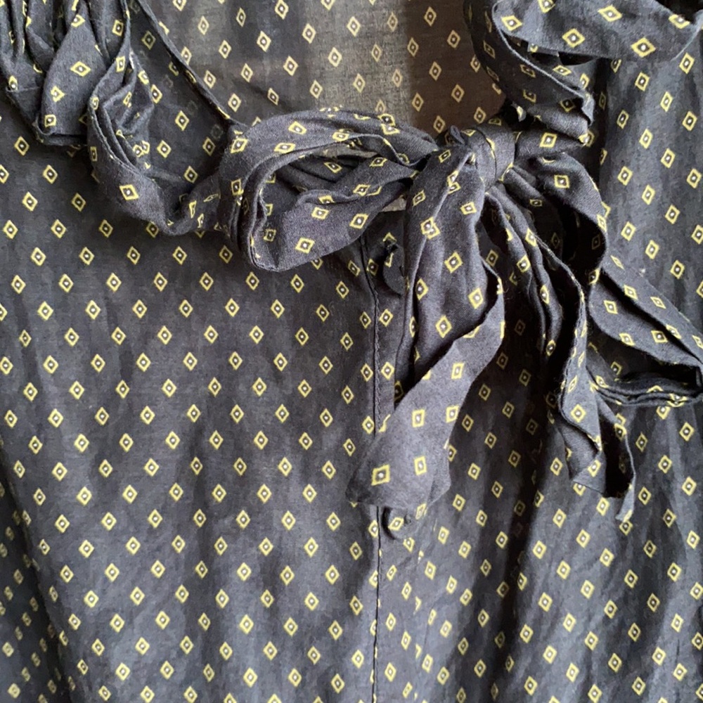 Like new! Gap patterned button down - Picture 4 of 5